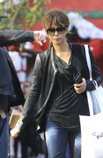 HALLE BERRY Shopping at Splendid in Beverly Hills 12/04/2016