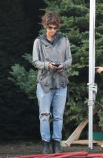 HALLE BERRY Shopping for a Christmas Tree in West Hollywood 12/05/2016