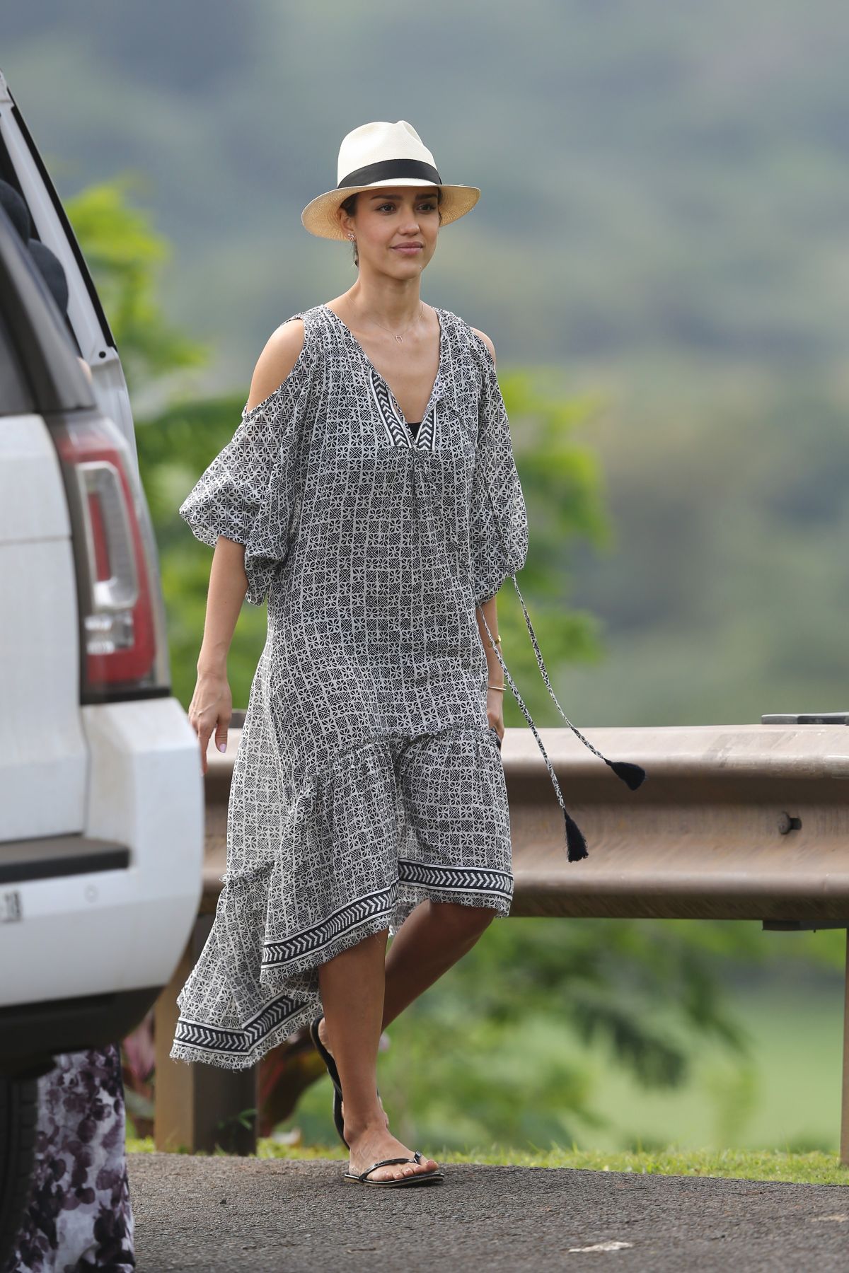 JESSICA ALBA on Vacation in Hanalei 12/30/2016 JESSICA ALBA on Vacation in Hanalei 12/30/2016