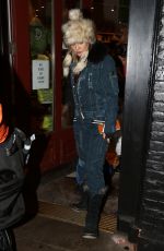 KATE HUDSON Shopping at Boogies in Aspen 12/22/2016