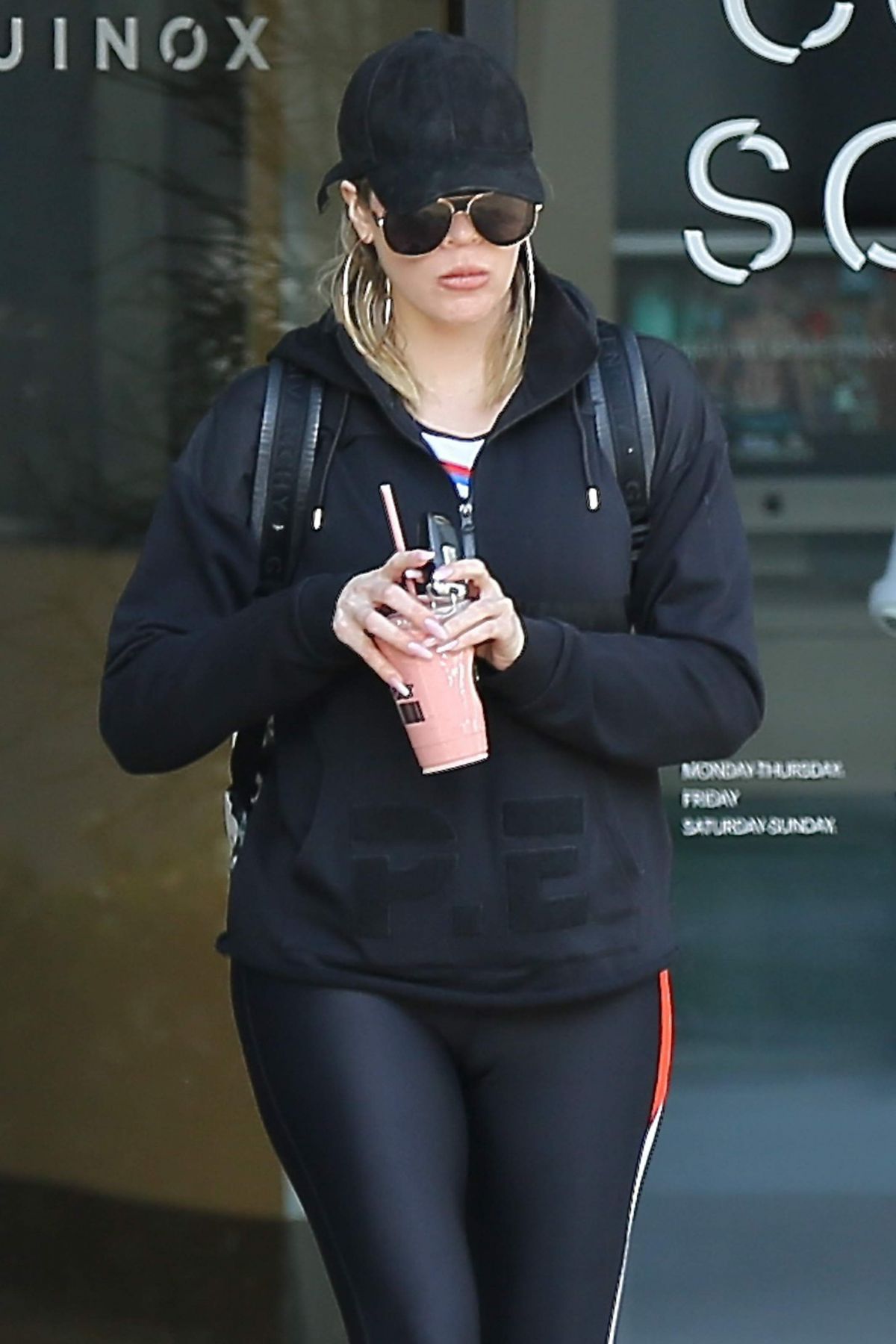 KHLOE KARDASHIAN Leaves a Gym in Los Angeles 12/04/2016 KHLOE KARDASHIAN Leaves a Gym in Los Angeles 12/04/2016