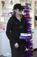 KHLOE KARDASHIAN Leaves a Gym in Los Angeles 12/04/2016