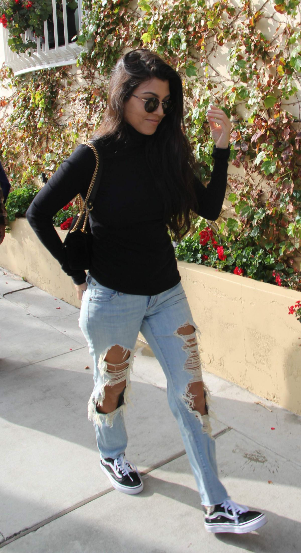 KOURTNEY KARDASHIAN in Ripped Jeans Leaves Il Pastaio in Beverly Hills 12/13/2016 KOURTNEY KARDASHIAN in Ripped Jeans Leaves Il Pastaio in Beverly Hills 12/13/2016