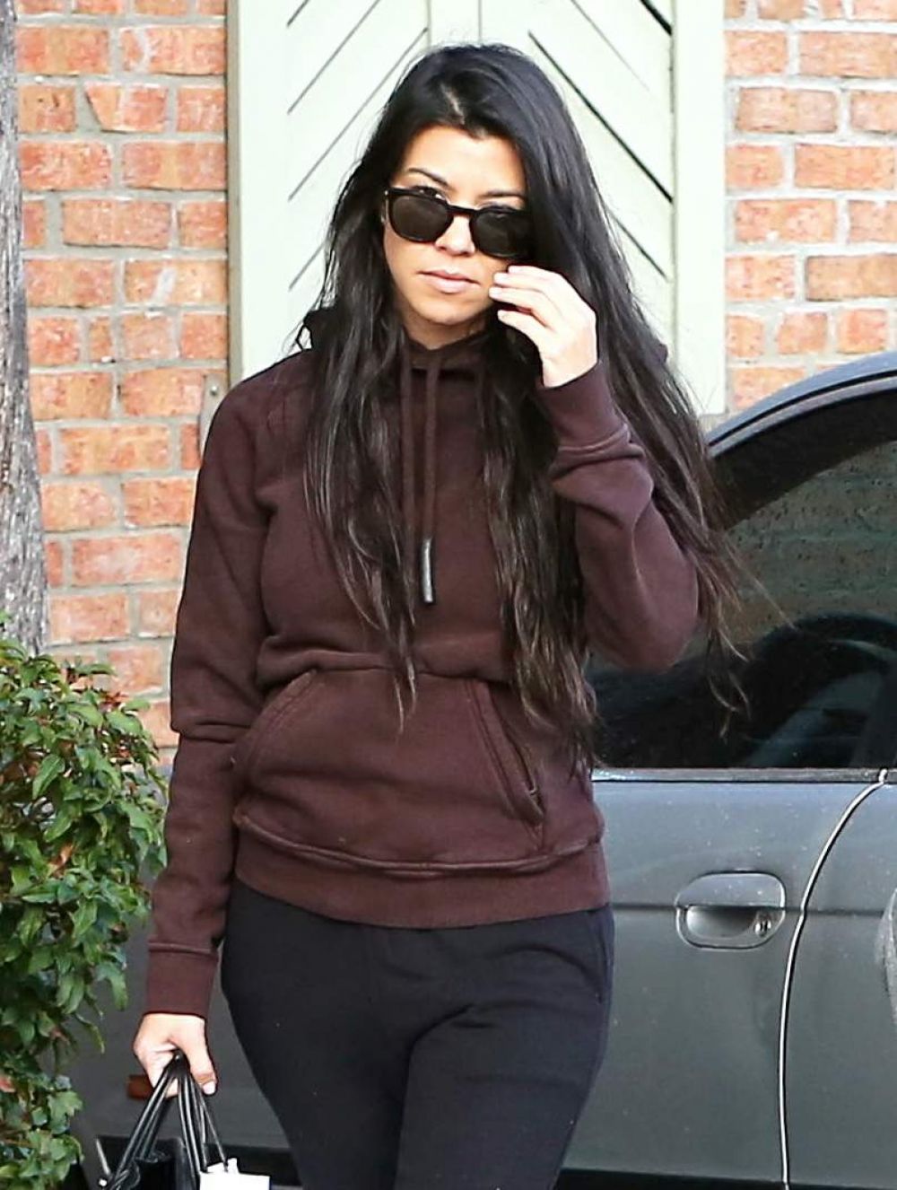 KOURTNEY KARDASHIAN Out and About in Calabasas 12/21/2016 KOURTNEY KARDASHIAN Out and About in Calabasas 12/21/2016