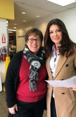 LISA VANDERPUMP Doing Charity Work at Christmas Time in New York 12/22/2016