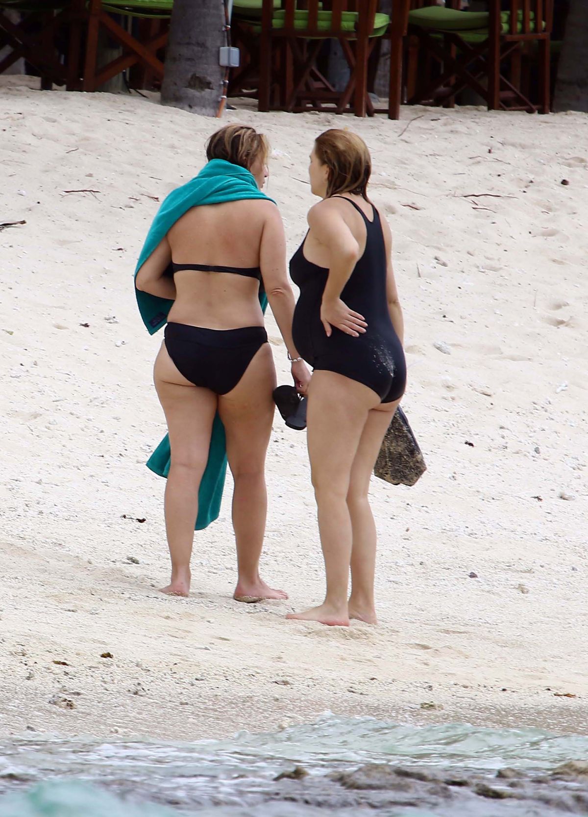 pregnant-lea-seydoux-in-bikini-at-a-neach-in-mauritius-12-05-2016_11. 