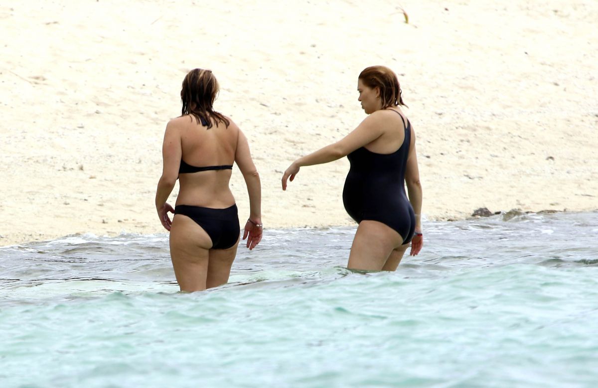 pregnant-lea-seydoux-in-bikini-at-a-neach-in-mauritius-12-05-2016_3 - HawtC...