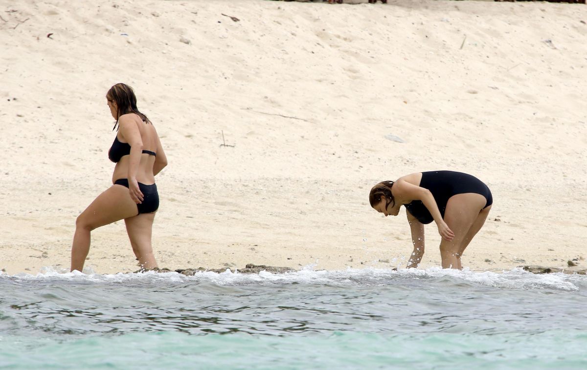 pregnant-lea-seydoux-in-bikini-at-a-neach-in-mauritius-12-05-2016_6.