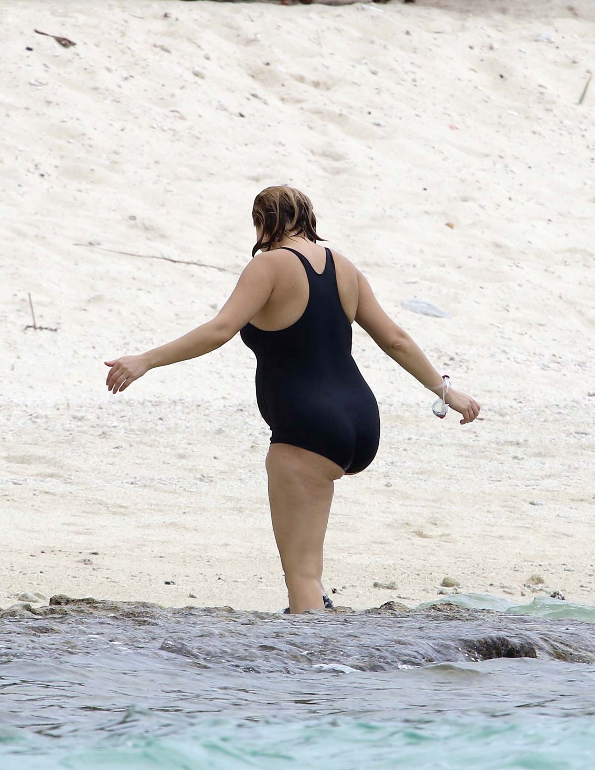 pregnant-lea-seydoux-in-swismuit-at-a-neach-in-mauritius-12-05-2016