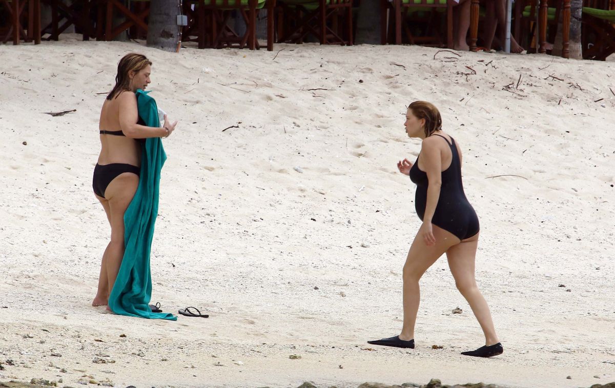 pregnant-lea-seydoux-in-bikini-at-a-neach-in-mauritius-12-05-2016_9.