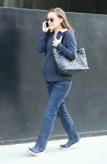 Pregnant NATALIE PORTMAN Leaves a Doctors Office in Los Angeles 12/12/2016