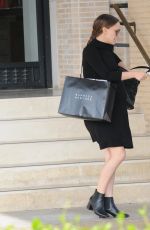 Pregnant NATALIE PORTMAN Shopping at Barneys New York in Los Angeles 12/13/2016