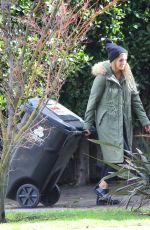 ASHLEE SIMPSON Outside Her Home in Sherman Oaks 01/23/2017