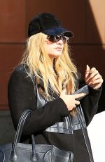 CARRIE UNDERWOOD Out and About in Beverly Hills 01/26/2017