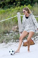 DOUTZEN KROES Playing Soccer on the Beach in Miami 01/02/2017