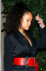 RIHANNA at Giorgio Baldi Restaurant in Los Angeles 12/20/2016 - fórum - starity.hu