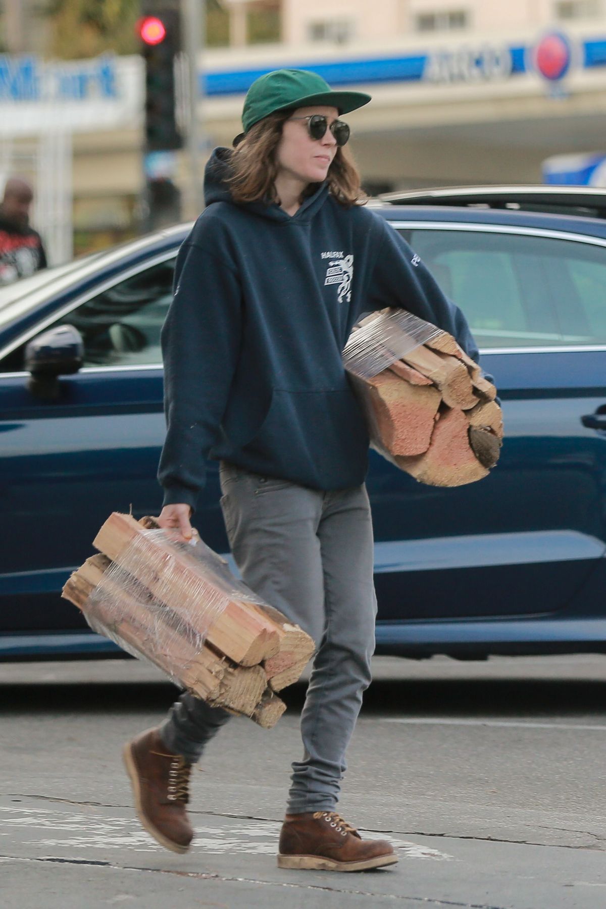 ELLEN PAGE Shopping at Bristol Farms in West Hollywood 01/24/2017 ELLEN PAGE Shopping at Bristol Farms in West Hollywood 01/24/2017