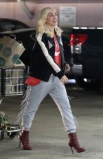GWEN STEFANI Leaves Whole Foods in Beverly Hills 01/13/2017