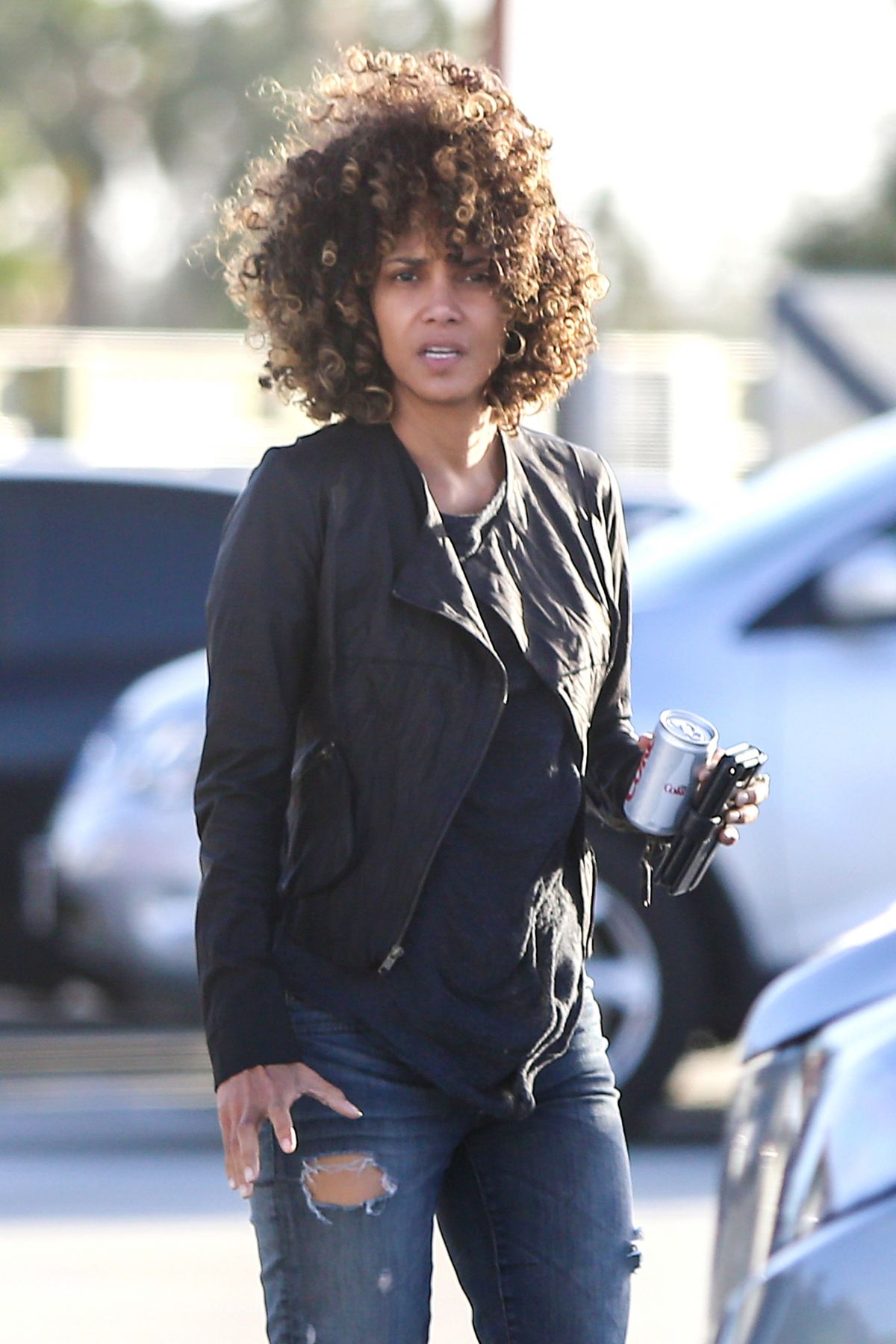 HALLE BERRY Out and About in Santa Monica 01/19/2017 HALLE BERRY Out and About in Santa Monica 01/19/2017