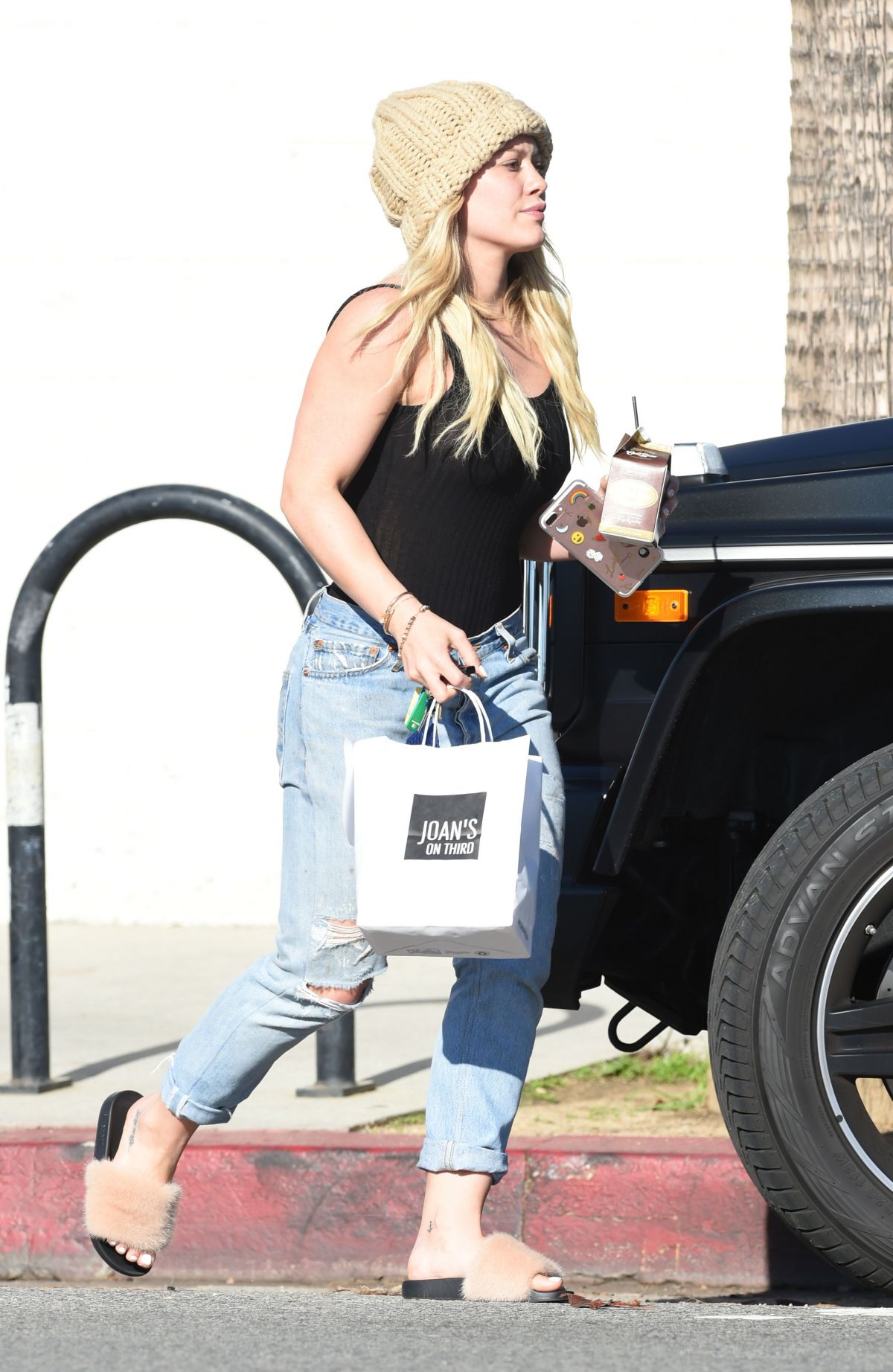 HILARY DUFF Out Shopping in Studio City 01/06/2017 HILARY DUFF Out Shopping in Studio City 01/06/2017