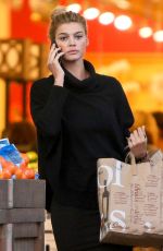KELLY ROHRBACH Shopping at Bristol Farms in Beverly Hills 01/06/2017
