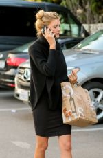 KELLY ROHRBACH Shopping at Bristol Farms in Beverly Hills 01/06/2017