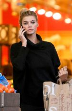 KELLY ROHRBACH Shopping at Bristol Farms in Beverly Hills 01/06/2017