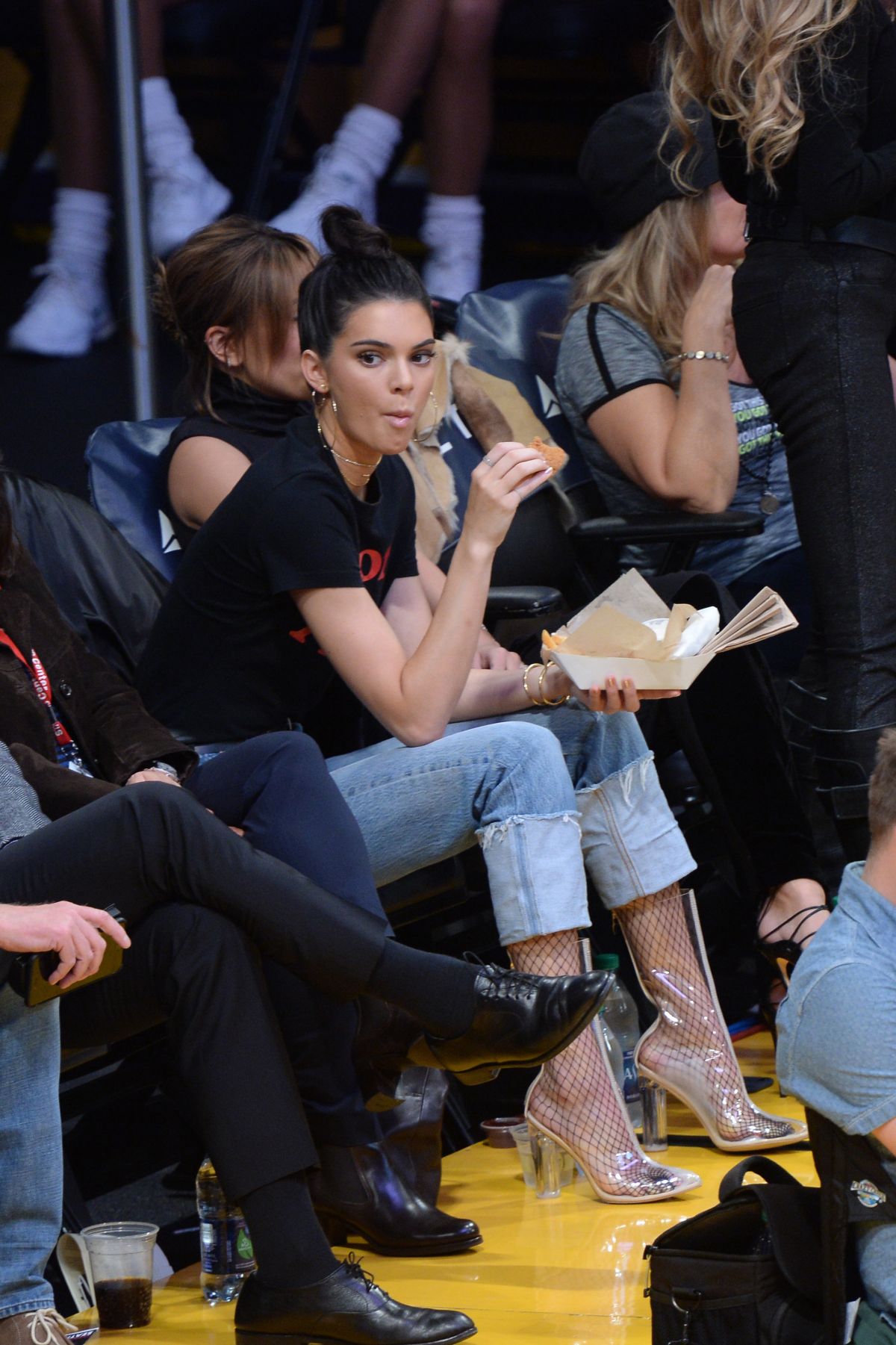 KENDALL JENNER and HAILEY BALDWIN at LA Lakers v Memphis Grizzlies Game ...