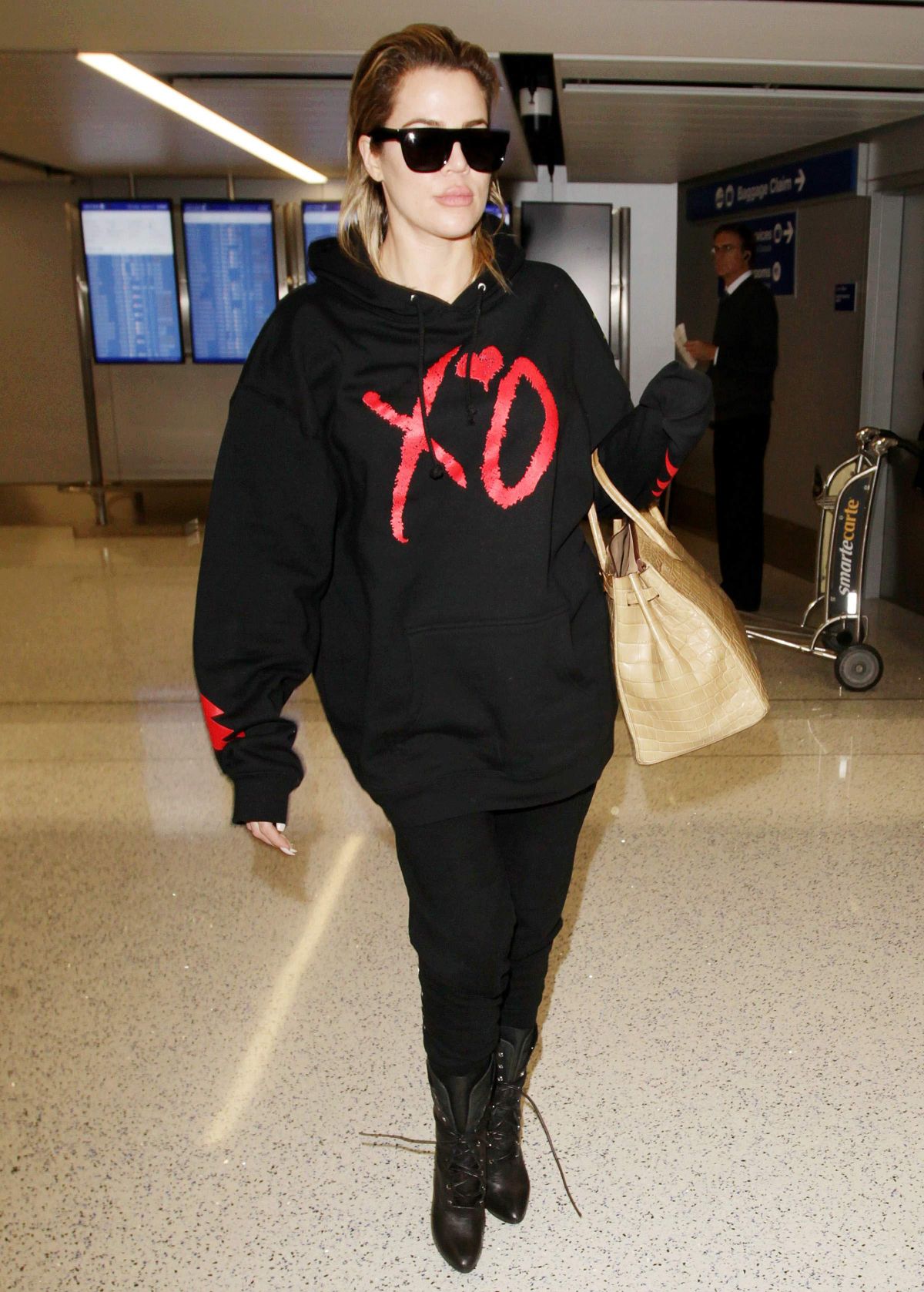KHLOE KARDASHIAN at LAX Airport in Los Angeles 01/05/2017 KHLOE KARDASHIAN at LAX Airport in Los Angeles 01/05/2017