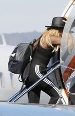 KHLOE KARDASHIAN Boarding a Private Jet in Los Angeles 01/26/2017