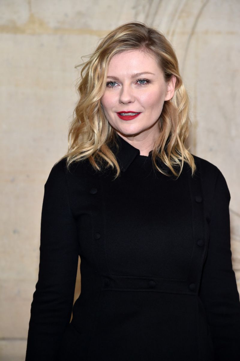 kirsten-dunst-at-christian-dior-fashion-show-at-paris-fashion-week-01