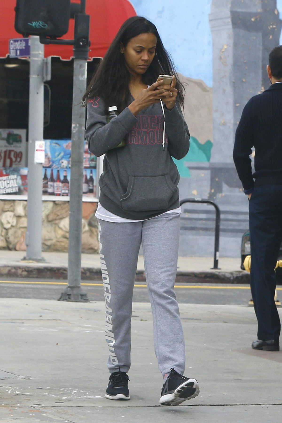 ZOE SALDANA Out and About in Glendale 01/18/2017 ZOE SALDANA Out and About in Glendale 01/18/2017
