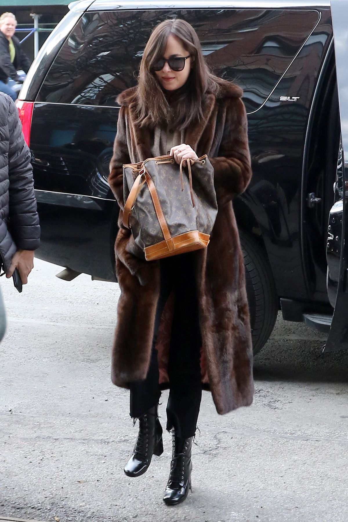 DAKOTA JOHNSON Arrives Back to Her Hotel in New York 02/01/2017 ...