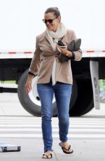 JENNIFER GARNER Leaves a Nail Salon in Los Angeles 02/16/2017