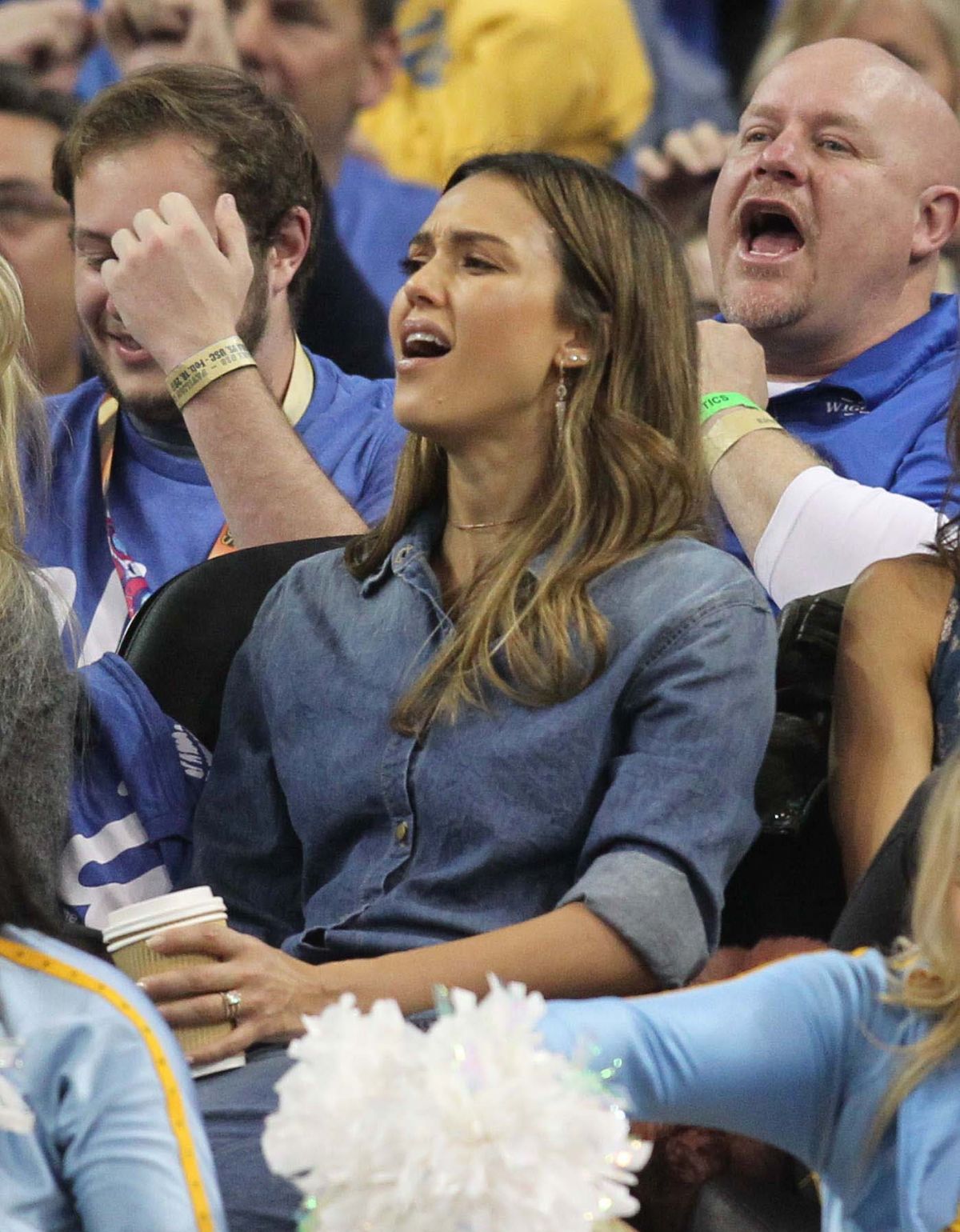 JESSICA ALBA at Ucla Game in Los Angeles 02/18/2017 JESSICA ALBA at Ucla Game in Los Angeles 02/18/2017