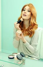 KATHERINE MCNAMARA Touches Up with Her Must-have Bareminerals Original Foundation01/31/2017