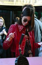 KENDALL JENNER Shopping in Portobello Road Market in Notting Hill 02/18/2017