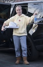 KENDRA WILKINSON Out and About in Calabasas 02/01/2017