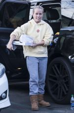 KENDRA WILKINSON Out and About in Calabasas 02/01/2017