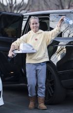 KENDRA WILKINSON Out and About in Calabasas 02/01/2017