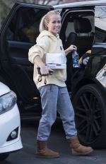 KENDRA WILKINSON Out and About in Calabasas 02/01/2017