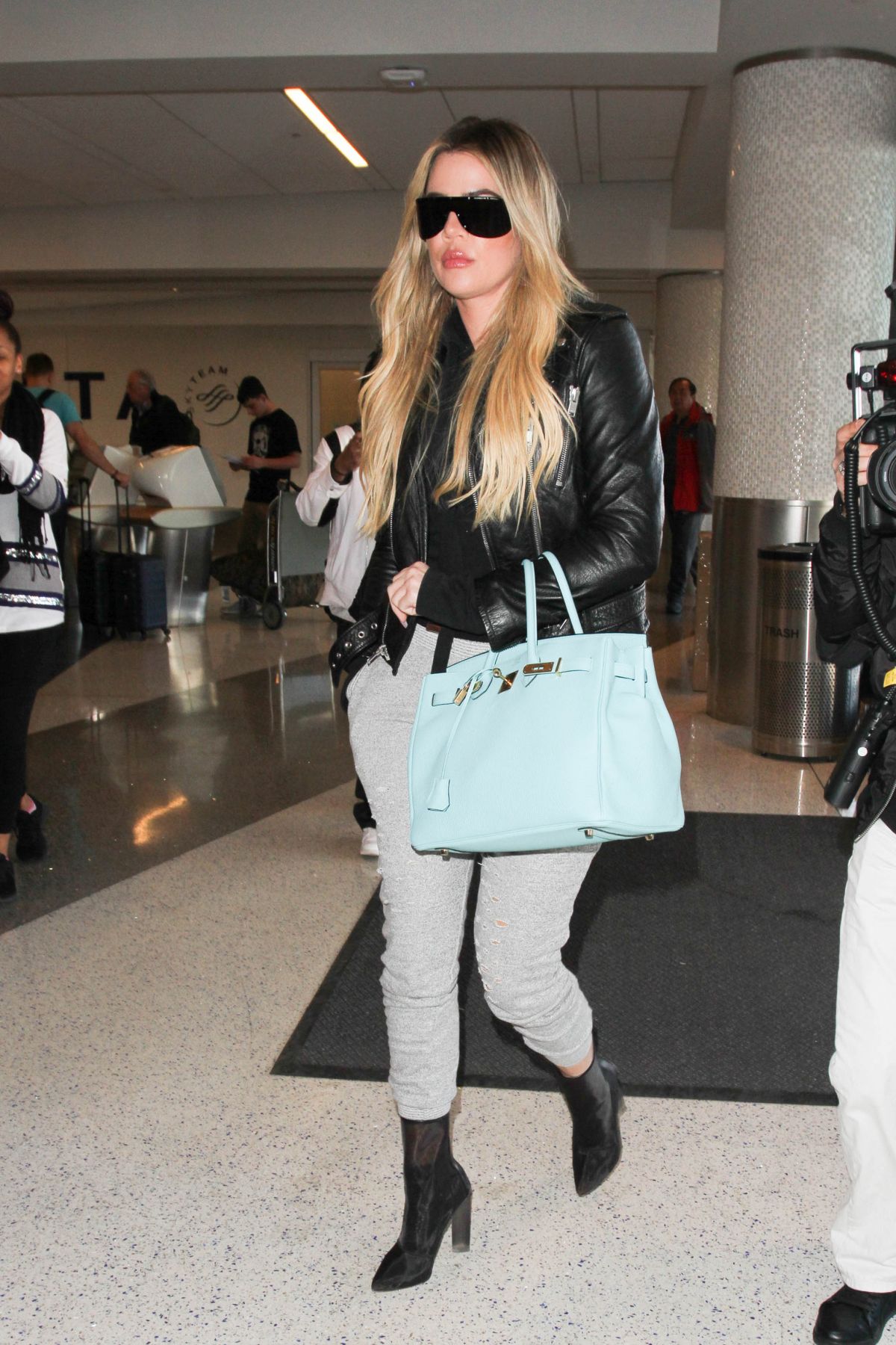 KHLOE KARDASHIAN at Los Angeles International Airport 02/14/2017 KHLOE KARDASHIAN at Los Angeles International Airport 02/14/2017