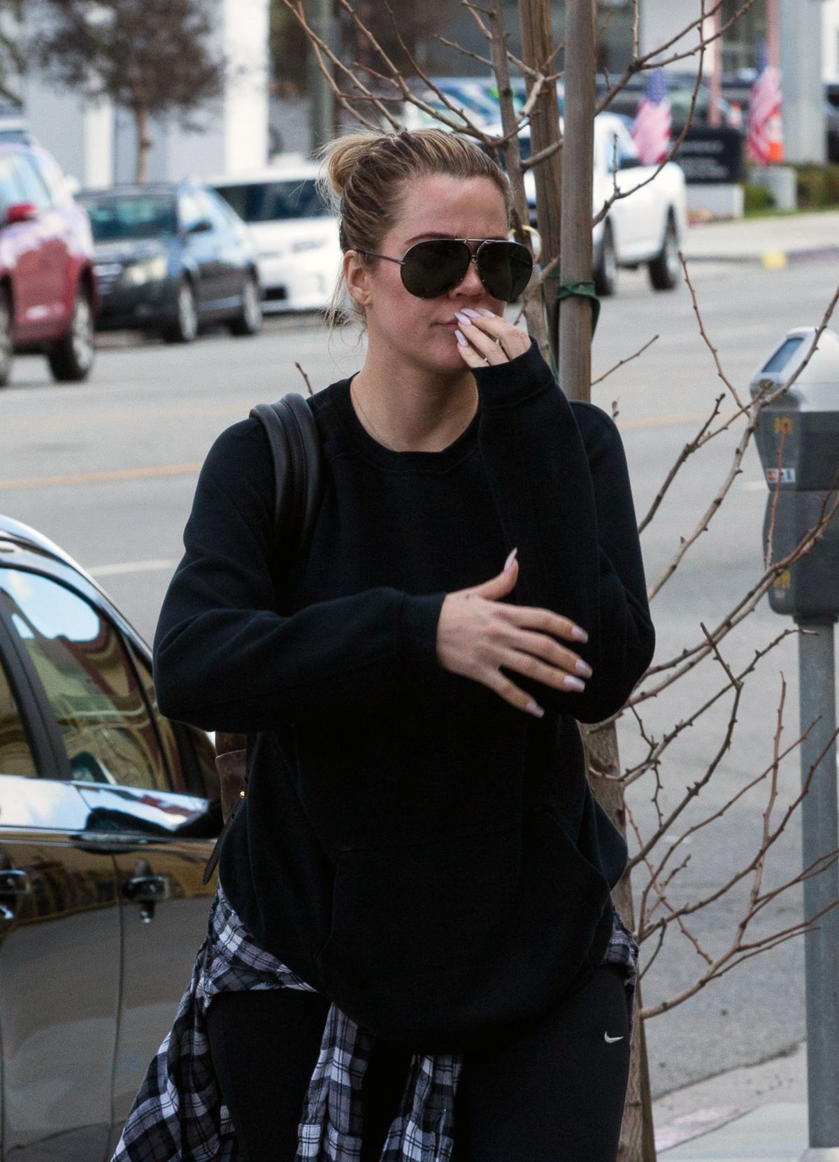 KHLOE KARDASHIAN Out and About in Calabasas 02/10/2017 KHLOE KARDASHIAN Out and About in Calabasas 02/10/2017
