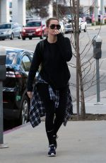 KHLOE KARDASHIAN Out and About in Calabasas 02/10/2017