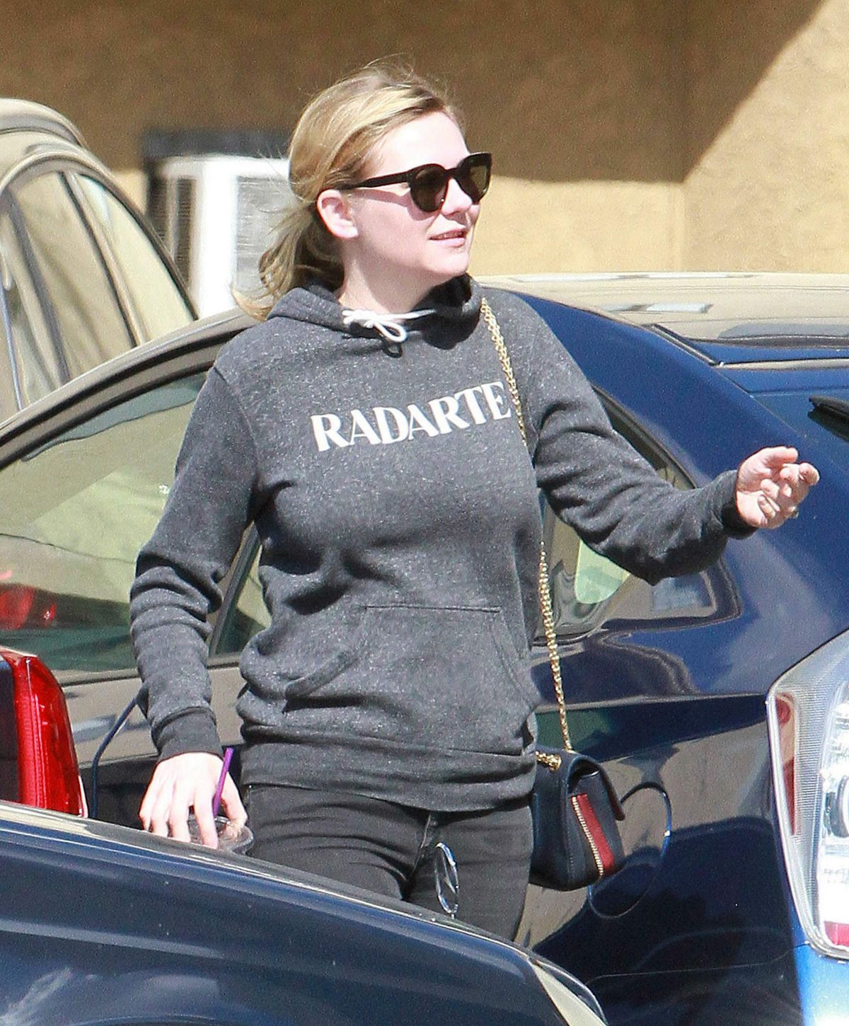 KIRSTEN DENTIST Leaves a Dentist Office in Los Angeles 02/22/2017 KIRSTEN DENTIST Leaves a Dentist Office in Los Angeles 02/22/2017