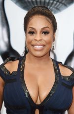 NIECY NASH ar 48th Naacp Image Awards in Pasadena 02/11/2017