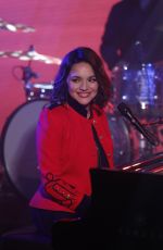 NORAH JONES Performs on Jimmy Kimmel Live 02/08/2017