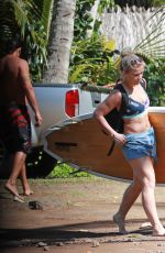 PAIGE VANZANT Paddle Boarding in Hawaii 02/19/2017