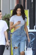 SELENA GOMEZ Leaves Sara