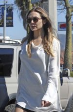 ELIZABETH OLSEN Leaves Dry Cleaners in Beverly Hills 03/13/2017
